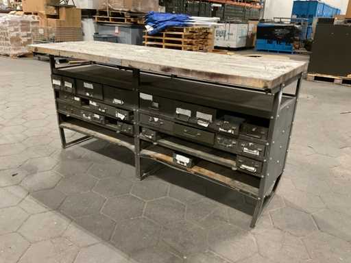 Vintage werkbank met houten werkblad