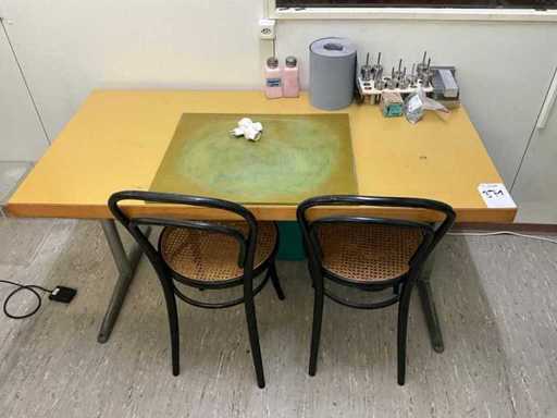 Bureau met 2 stoelen