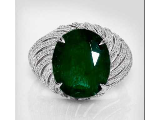 Luxury Ring in Natural Zambia Green Emerald 8.79 carat