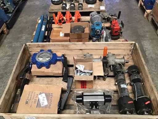 pallet diversen industriële onderdelen (2x)