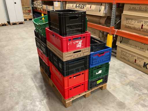 Un lot de lăzi din plastic