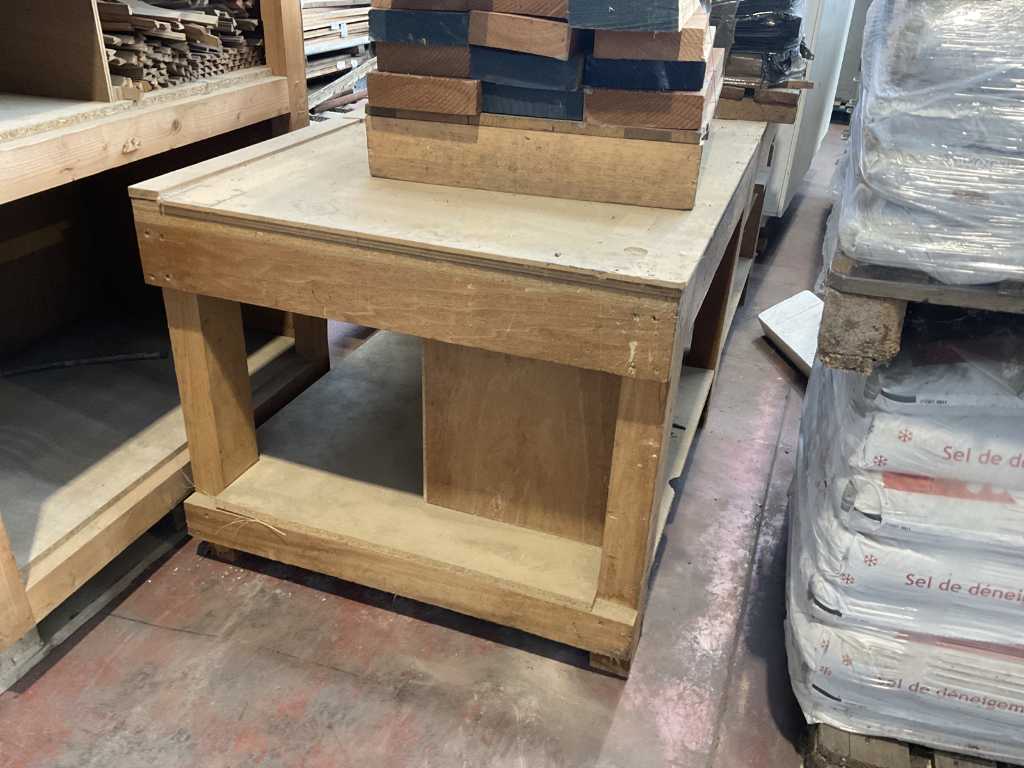 Drewniany stół warsztatowy i partia drewna konstrukcyjnego
