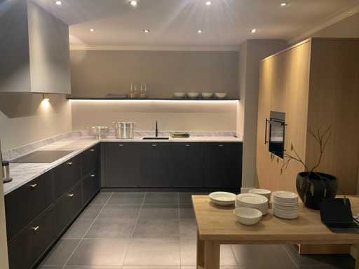 MK Valencia Hoekopgestelde showroomkeuken met kastenwand