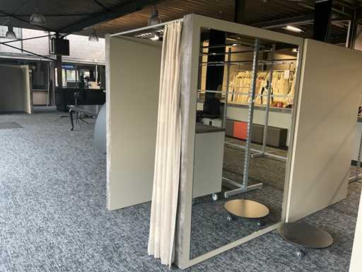 Holzumkleidekabine mit Spiegel