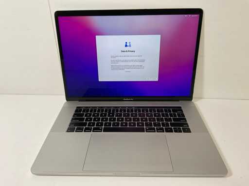 Apple MacBook Pro 15,4", QuadCore i7, 16 GB RAM, 256 GB SSD, laptop AMD Radeon Pro 555 2 GB