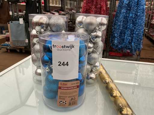 Party der Weihnachtskugeln.