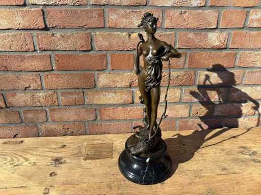 Scultura diana dea della caccia