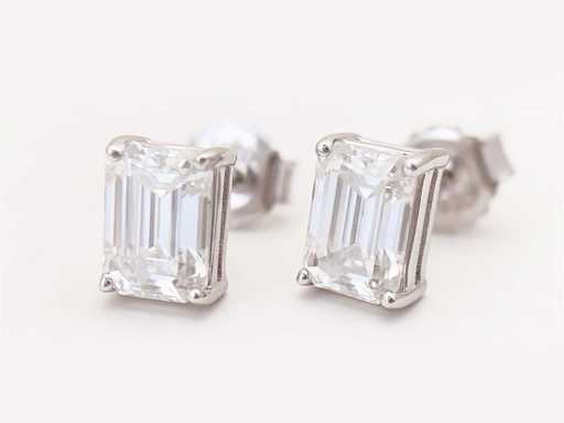 Boucles d’oreilles en or blanc avec des émeraudes