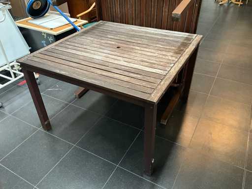 Houten terrastafel (2x)