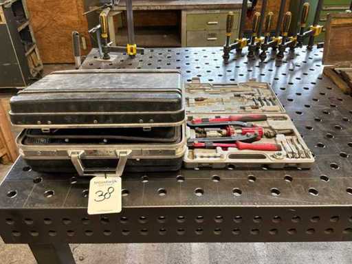 Divers outils manuels (2x)