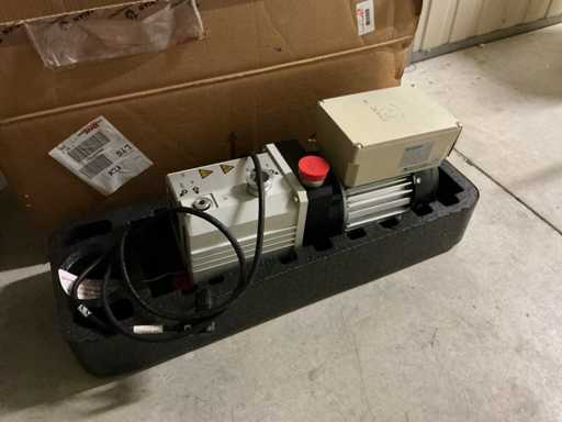 Leybold E8CD481 Pump