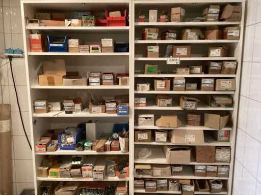 Schrank mit Inhalt Schrauben Muttern, Nägel