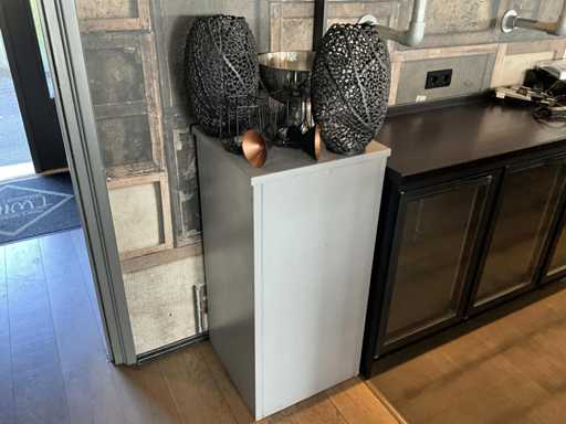 Pilier en bois avec matériau de décoration