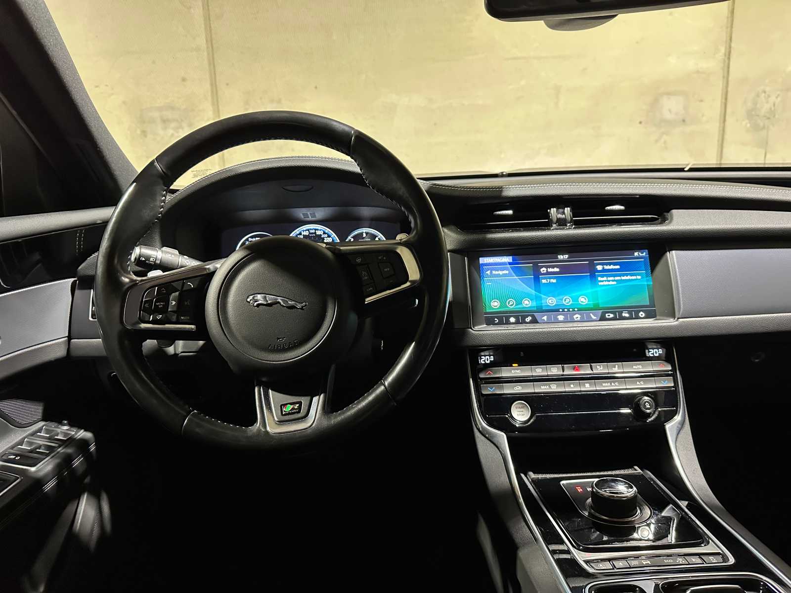 Jaguar XF Sportbrake 2.0d Portfolio 179hp 2017 (Original-NL), PZ-465-J