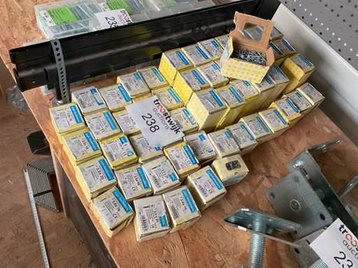 Kisten mit Holzschrauben