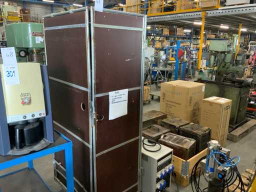 Conteneur avec accessoires automobiles