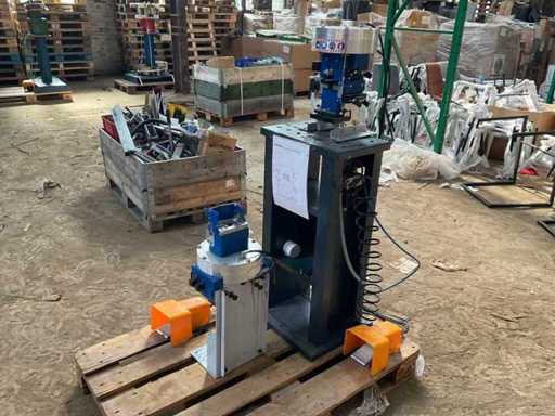 2021 Vollmechanische 197.f100.000 Aluminium-Profil-Rahmenstanzmaschine mit Stanzeinheit