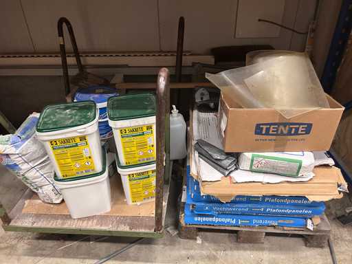 Étagère à palettes avec contenu