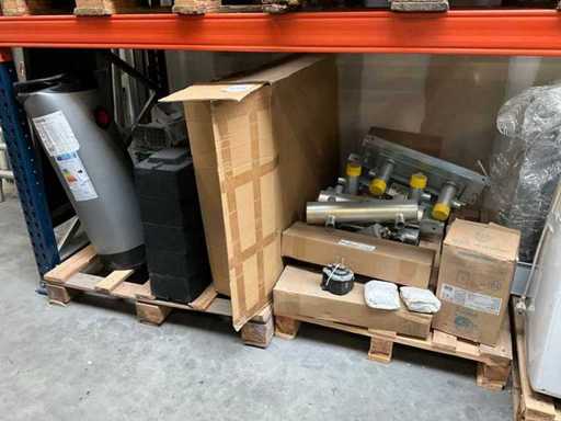 Vari materiali per l'installazione del riscaldamento centralizzato