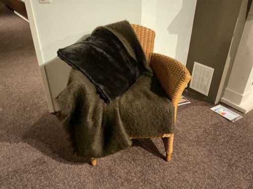 Cane-Sessel mit Karo und Polster