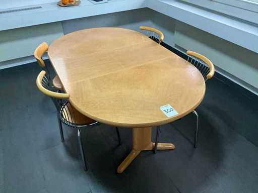 Kantinetafel kan uitklappen met 4 stoelen