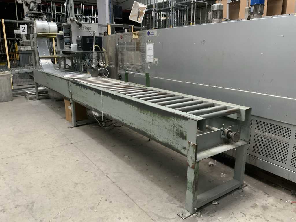 Manual packing roller conveyor