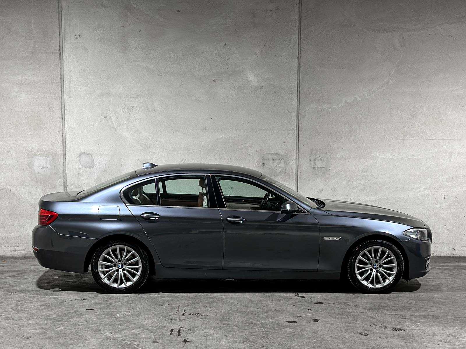 BMW 520i Luxury Edition 5-serie 181pk 2017 (Origineel-NL), NP-432-L