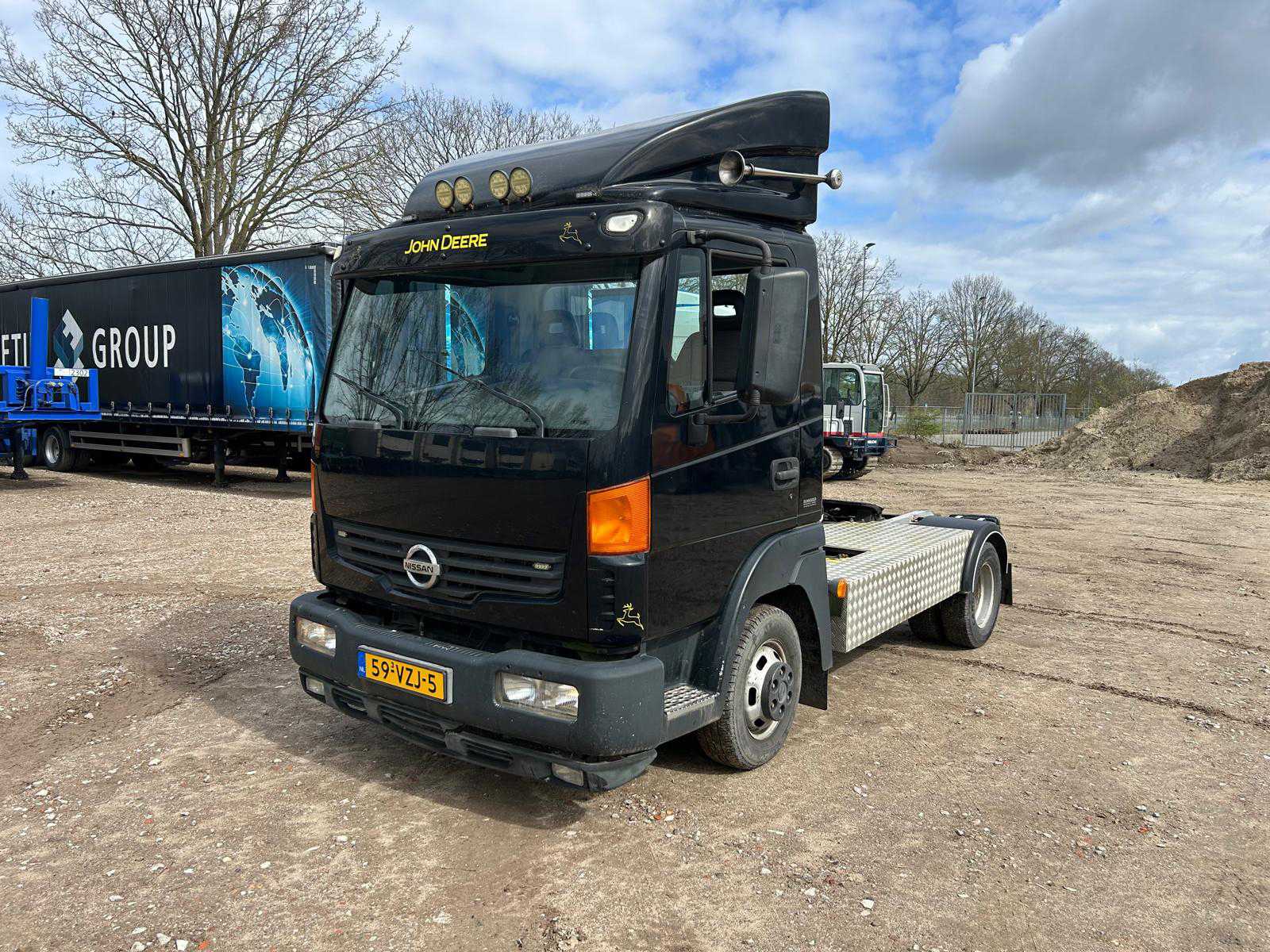 Nissan Atleon 2009 – ciągnik siodłowy do pojazdów użytkowych