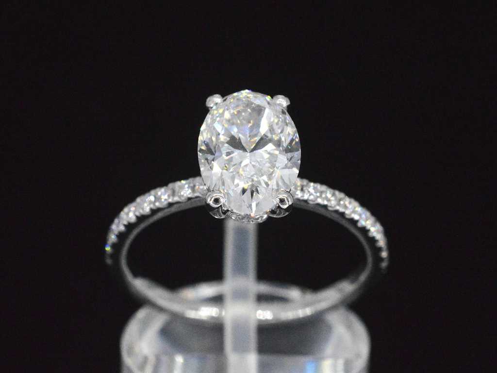Platina solitair ring met een 2.35 carat briljant geslepen diamant
