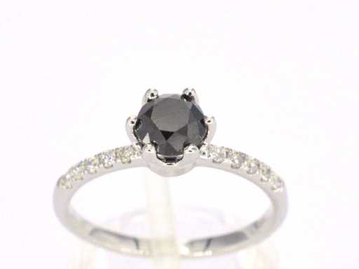Witgouden ring met één briljant geslepen zwarte diamant en witte diamanten