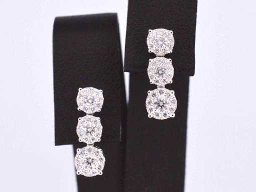 Earrings with three diamond chatons