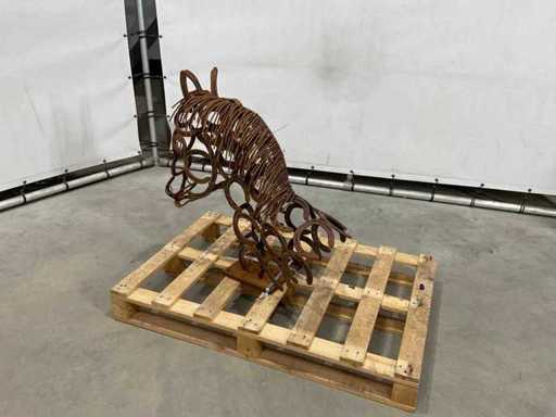 Głowa konia zrobiona ze starych podków