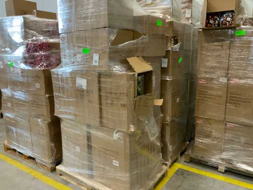 Christmas baubles on pallet (3x)