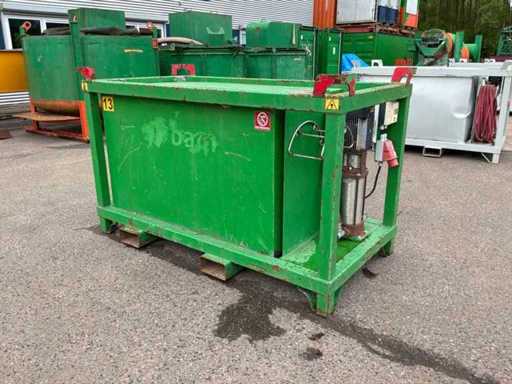 Liquid tank with pump
