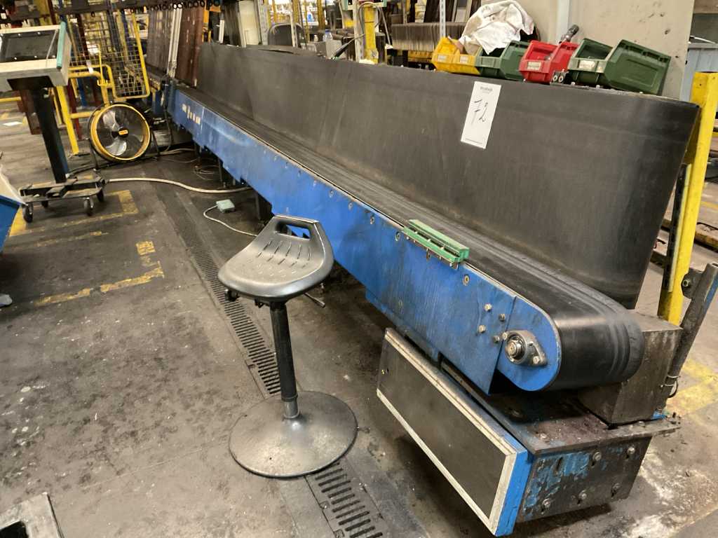 Roller conveyor with tilting system