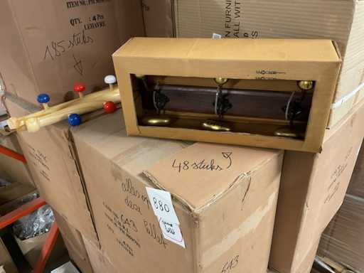 234 pezzi di attaccapanni