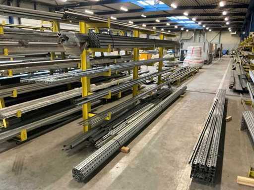 Partia różnych profili metali