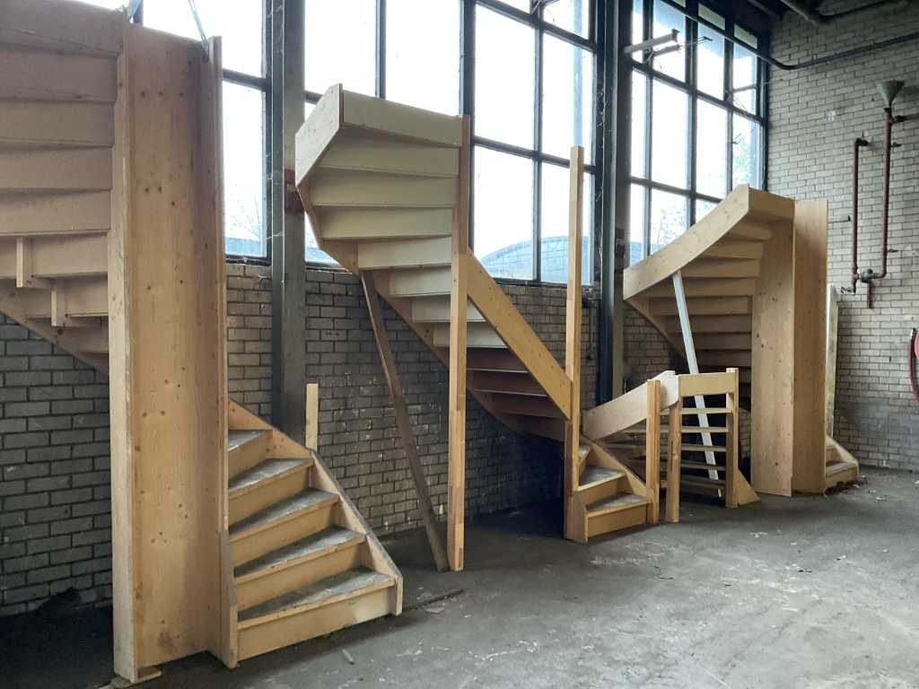 Half-stroke wooden staircase divers (4x)