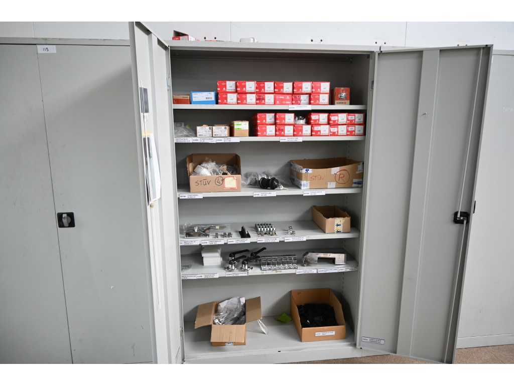 Burg - Werkplaatskast met inhoud installatiematerialen en koelcel toebehoren