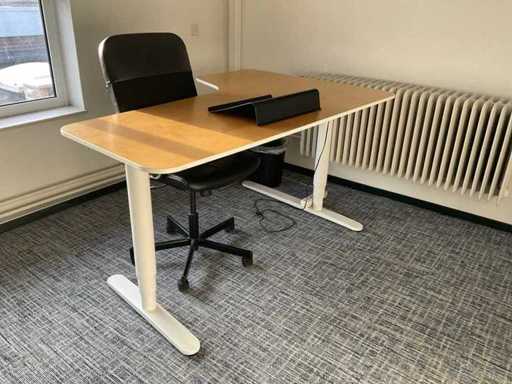 IKEA elektrischer Sitz-Stand-Eckschreibtisch mit Stuhl