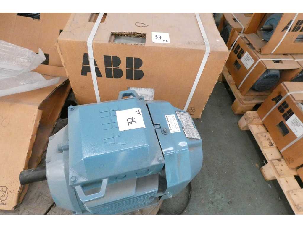 2010 - ABB - M2AA 112 MC-4/8 3.7kW 1420 rpm - Never used electric motors (2x)