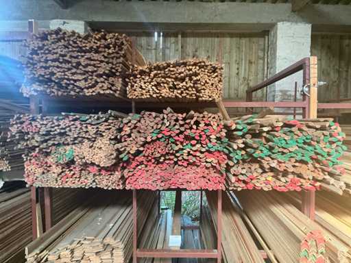 Lot de lattes de bois en position