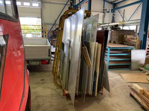 Estante para platos con contenido 