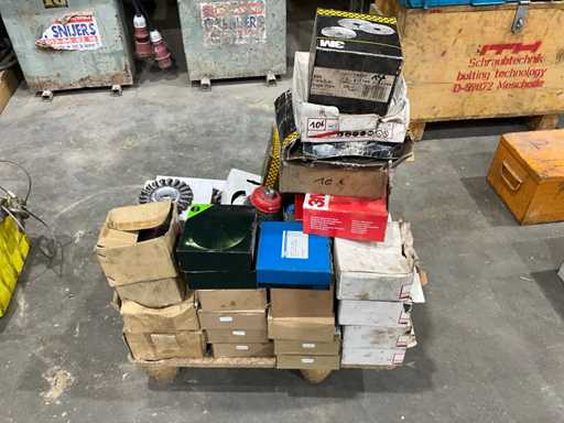 Partij schuurschijven en borstels