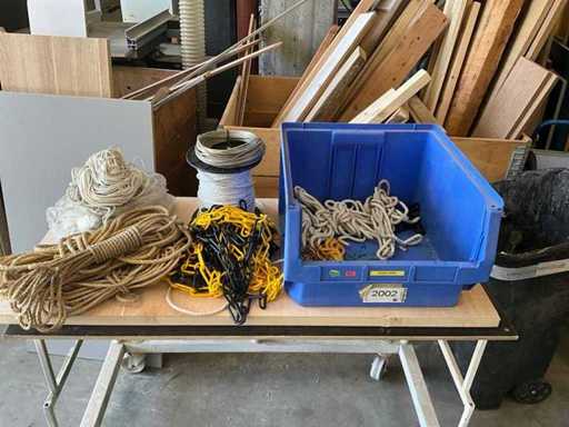 Caja de plástico con varias cuerdas y cadenas - ver imagen