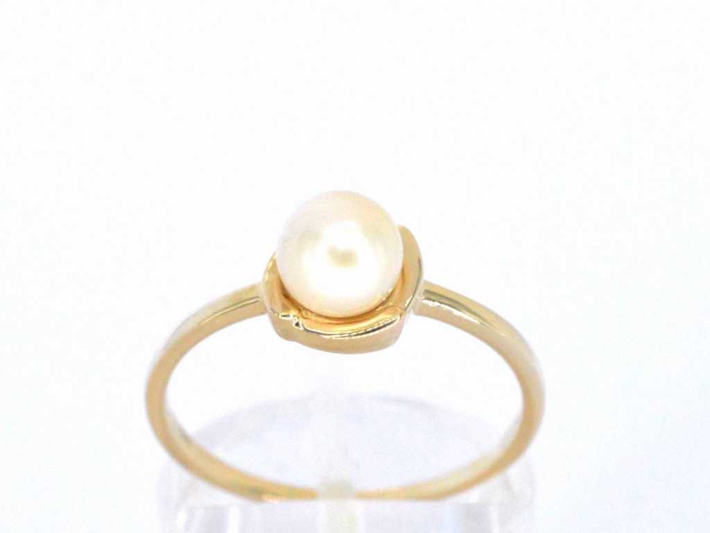 Gold ring with a pearl