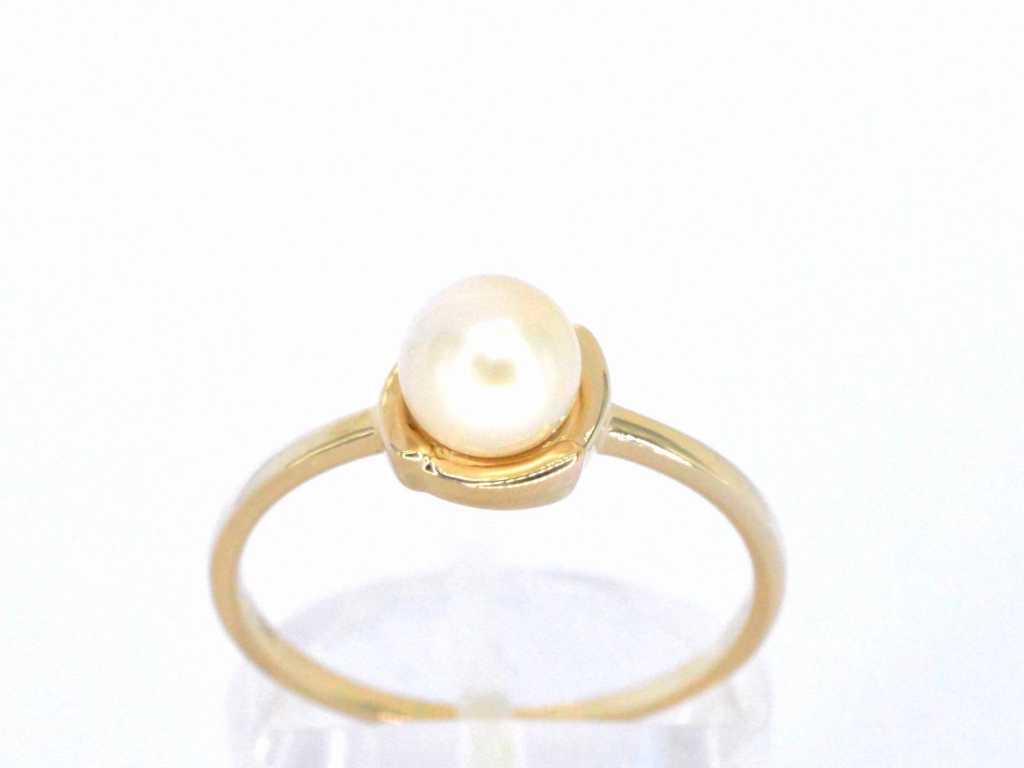 Bague en or avec une perle