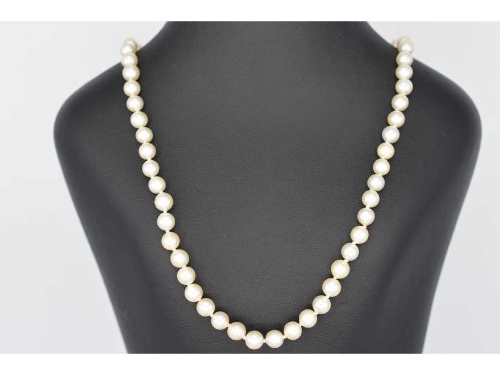Pearl necklace with luxurious diamond clasp