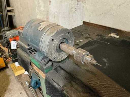 Motor de masă cu suport de scule