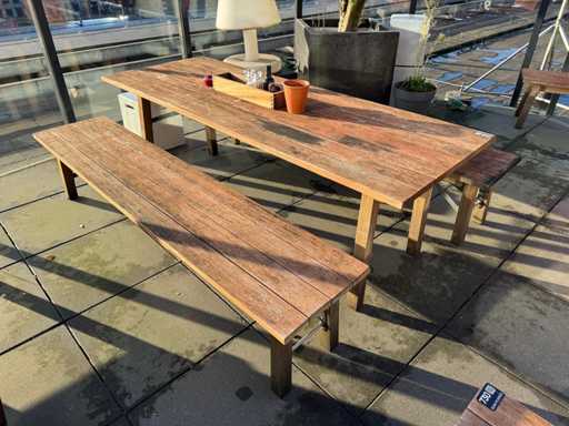 Cabines - Table dressée en terrasse avec 2 bancs